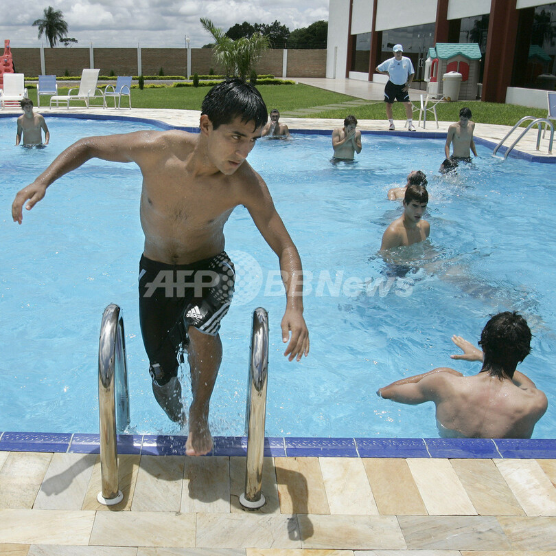 ＜サッカー 07南米ユース選手権＞アルゼンチン代表 プールでコンディションの調整 - パラグアイ