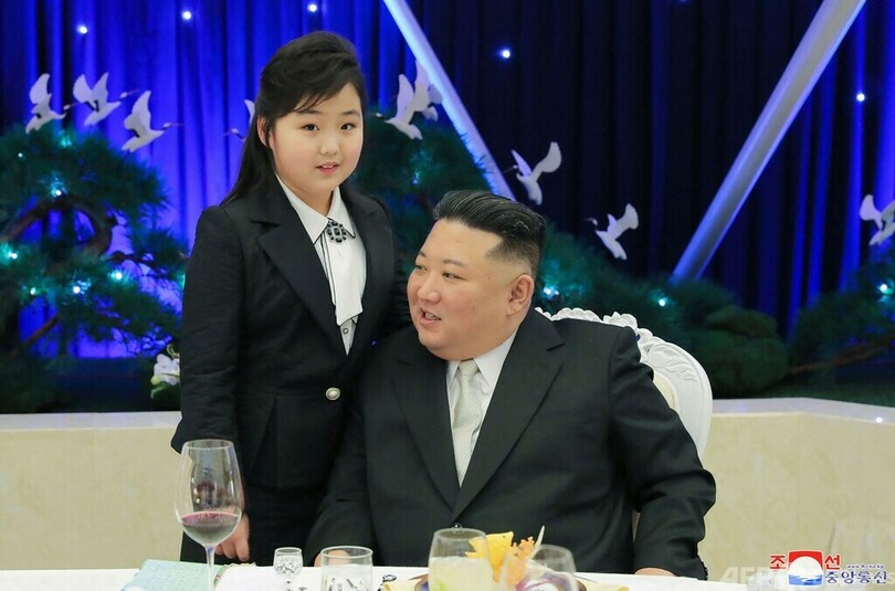 金正恩氏、祝賀会に娘と出席 朝鮮人民軍創建75年