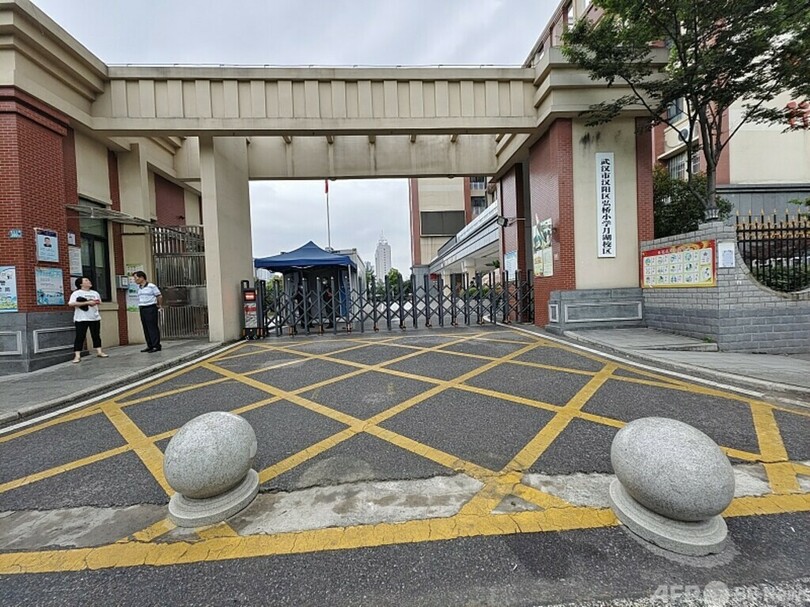 小学生が校内で教諭の車にはねられ死亡 中国・武漢