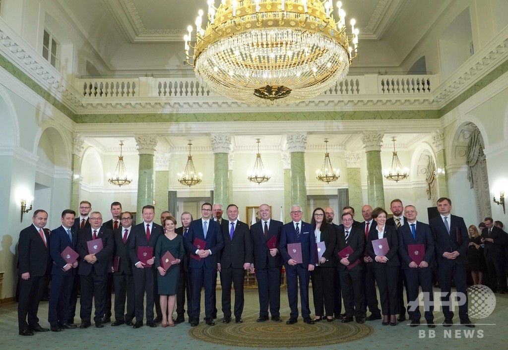 ポーランド、首相ら閣僚15人が隔離下に 環境相の陽性反応受け ポーランド、首相ら閣僚15人が隔離下に 環境相の陽性反応受け