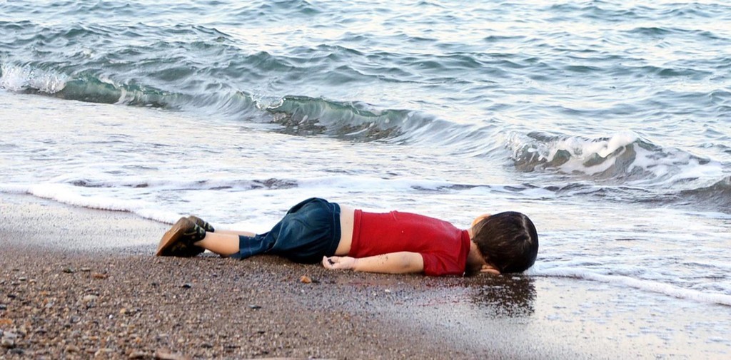 水死した男児の写真、シリア難民からは激しい怒りの声 水死した男児の写真、シリア難民からは激しい怒りの声