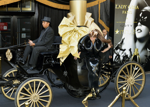 レディー・ガガ、NYで香水「フェイム」の発売記念イベントに登場 写真