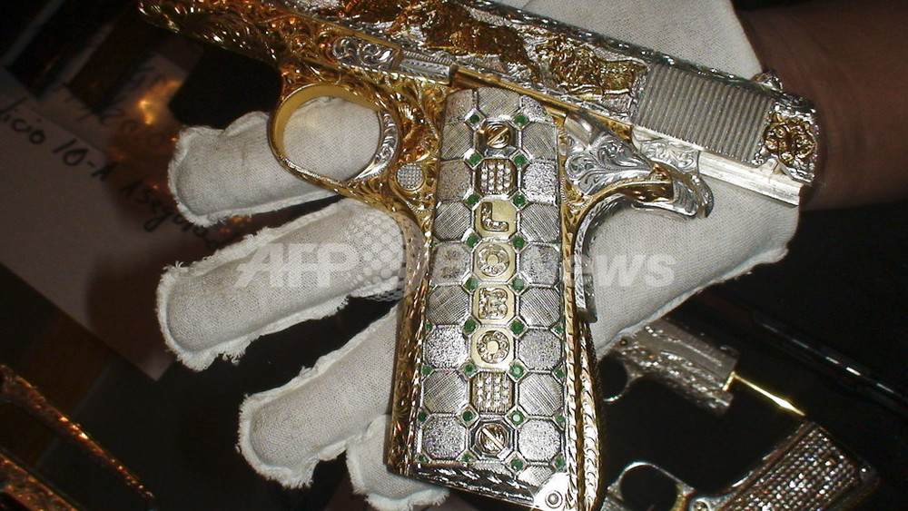 麻薬密売組織から金・銀メッキの「豪華」銃器類を押収、メキシコ 写真4