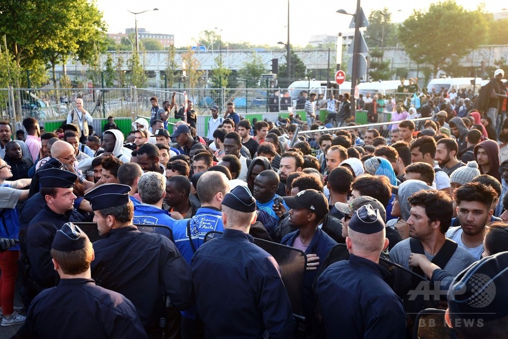警察が移民2500人を移送、仏パリ 写真11枚 国際ニュース:AFPBB News