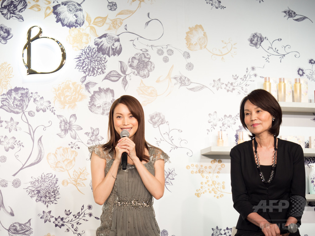 エビちゃん初の母娘共演、資生堂「ベネフィーク」新製品発表会