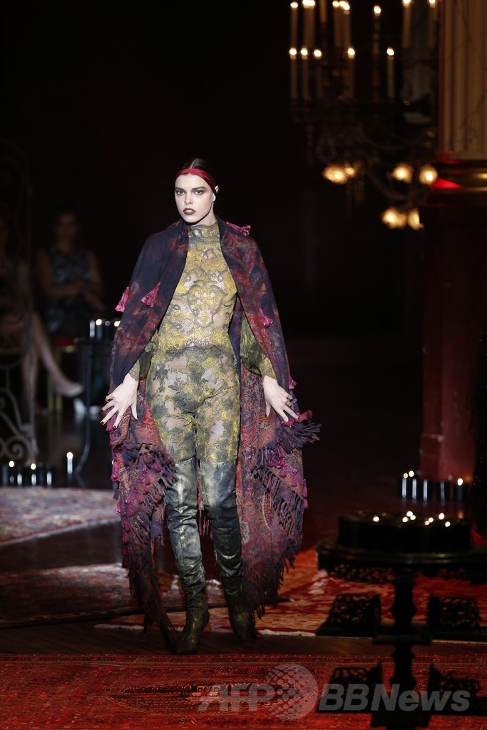 豪華絢爛なステージにも注目、「フランク・ソルビエ」14/15年秋冬オートクチュール