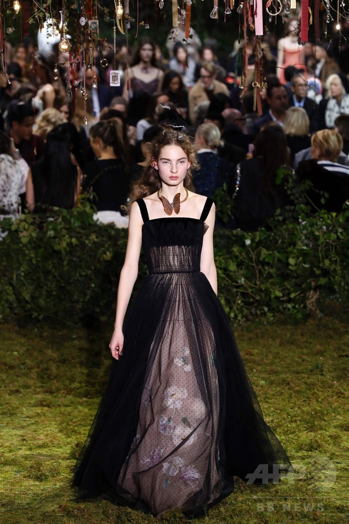 キウリによる初の「ディオール」オートクチュール、ファッション界から称賛