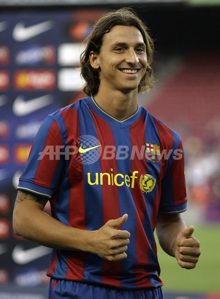 FCバルセロナ イブラヒモビッチと5年契約 写真15枚 ファッション