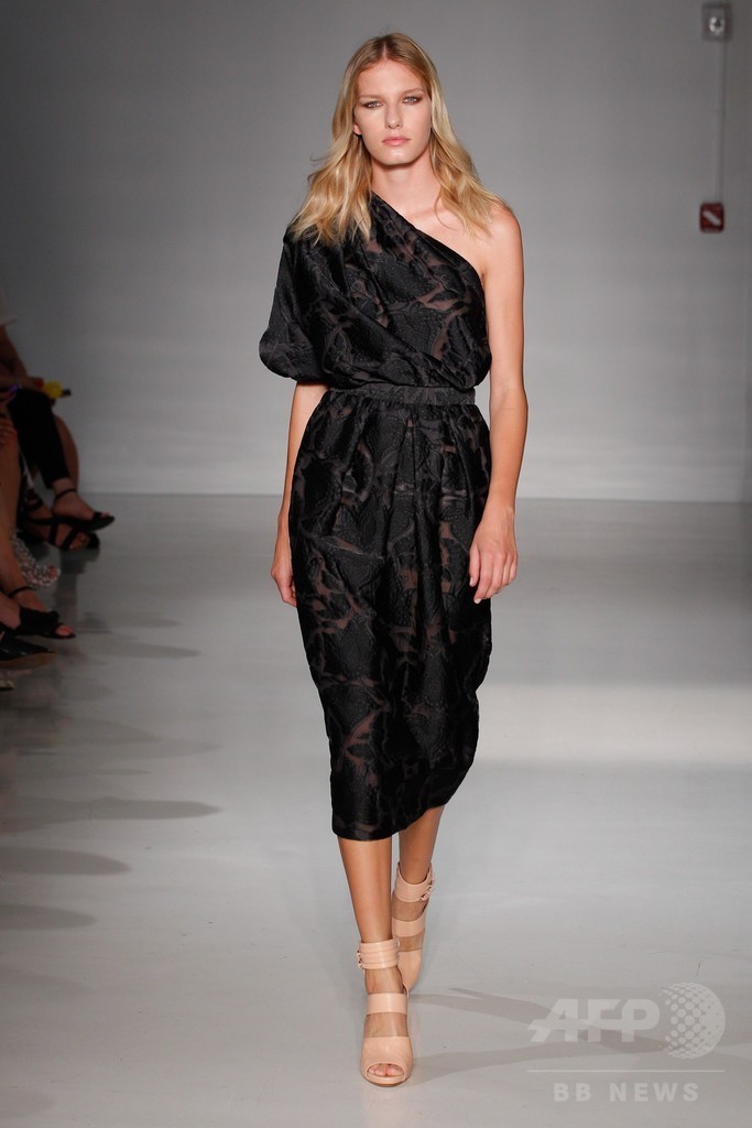 膝下丈のスカートでエレガントに、「ジル・スチュアート」15年春夏