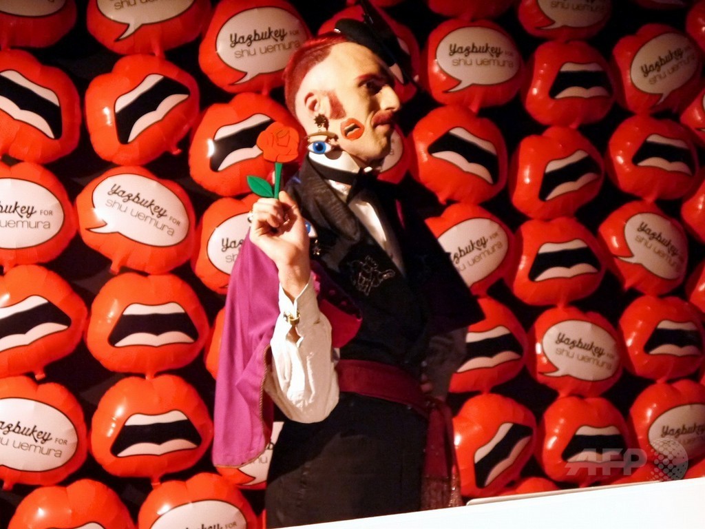 『ヤズブキー for シュウ ウエムラ』発売記念イベントにデザイナー本人も登場