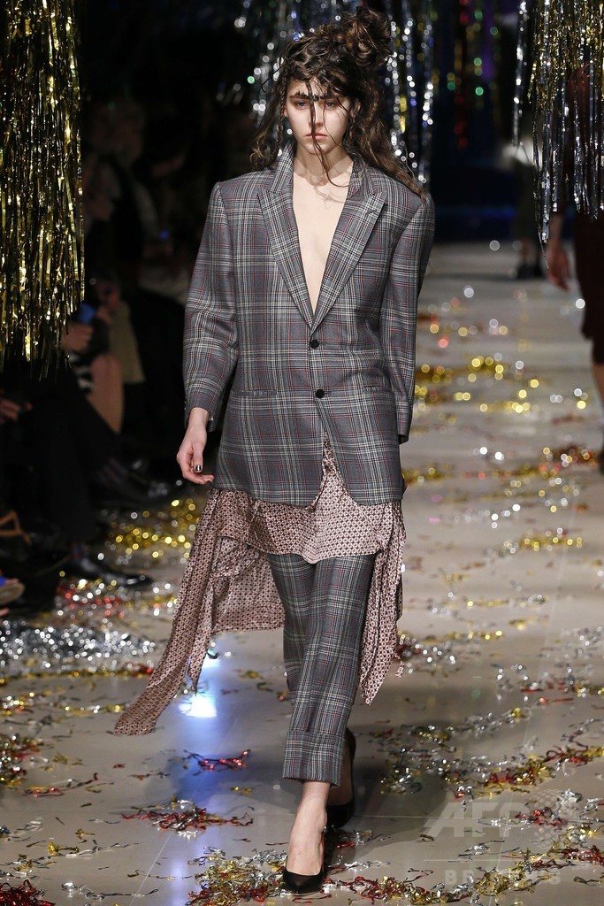 「ユニセックス」にまとう服、「ヴィヴィアン・ウエストウッド ゴールドレーベル」15/16秋冬