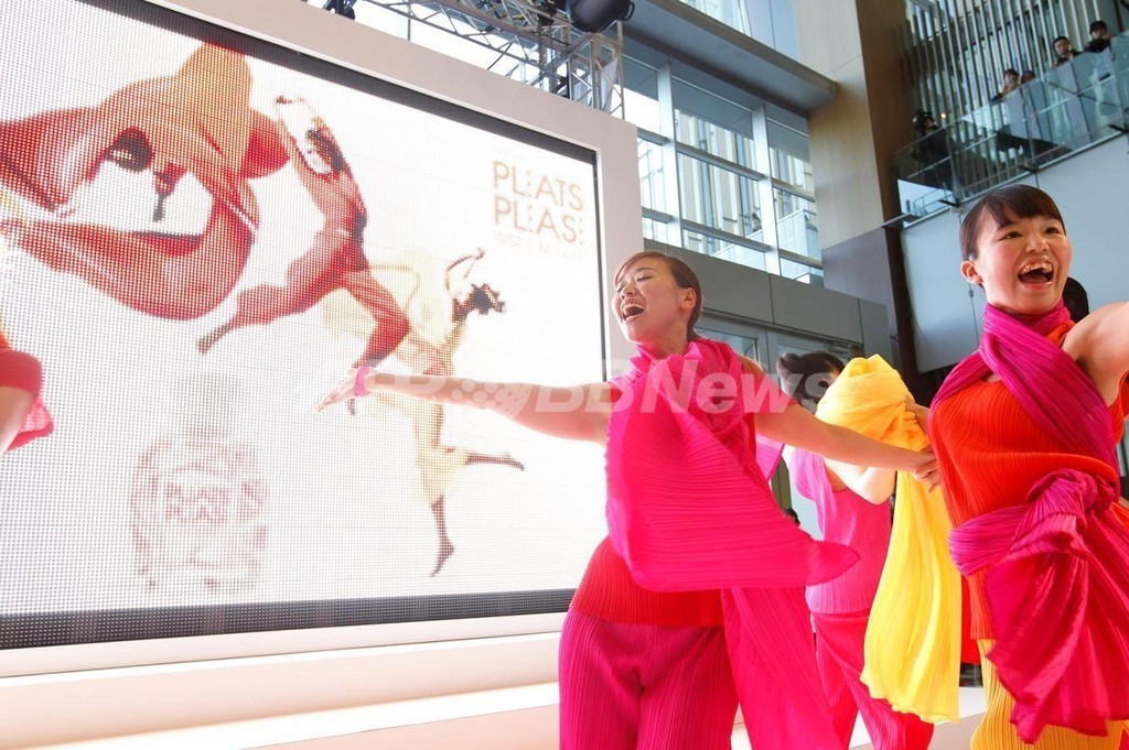 24人のダンサーが歓喜に満ちた舞い、パルファム プリーツ プリーズ イッセイ ミヤケ