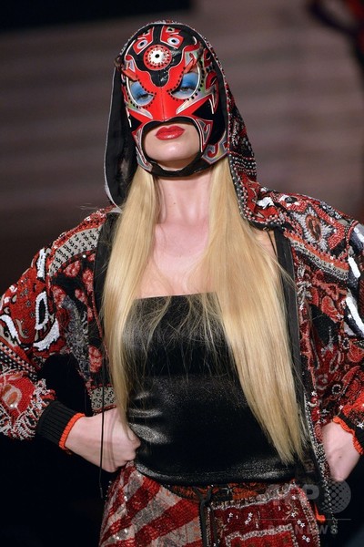 ラストショーはミスコン風の演出、「ジャンポール・ゴルチエ」15年春夏