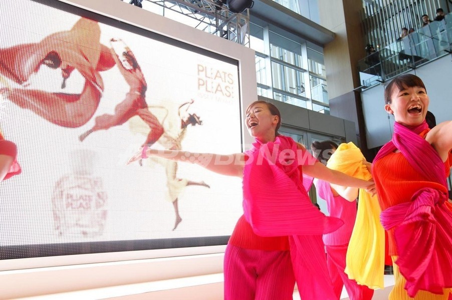 24人のダンサーが歓喜に満ちた舞い、パルファム プリーツ プリーズ イッセイ ミヤケ