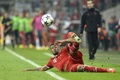 サッカー欧州チャンピオンズリーグ2013-14（UEFA Champions League 2013-14）準決勝第2戦、バイエルン・ミュンヘン（Bayern Munich）対レアル・マドリード（Real Madrid）。倒れながらボールに脚を伸ばすバイエルン・ミュンヘンのジェローム・ボアテング（Jerome Boateng、2014年4月29日撮影）。(c)AFP/CHRISTOF STACHE