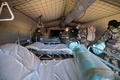 フランス東部ミュルーズの病院で、増床のため野戦病院を設置する仏軍兵士（2020年3月22日撮影）。(c)SEBASTIEN BOZON / AFP