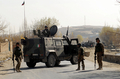 2007年11月24日、アフガニスタンの首都カブール（Kabul）西25キロにあるパグマン（Paghman）で、自爆攻撃の現場で警備にあたるイタリア兵士。(c)AFP/MASSOUD Hossaini