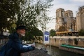 仏パリ・ノートルダムに近いセーヌ川河岸にたたずむ男性（2023年10月5日撮影）。(c)Dimitar DILKOFF / AFP