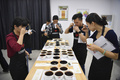 「最高の雲南コーヒー」を探すコーヒー鑑定士（2018年3月9日撮影）。(c)CNS/劉冉陽