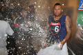 13MLBプレーオフ、ナ・リーグ地区シリーズ（5回戦制）、ロサンゼルス・ドジャース（Los Angeles Dodgers）対アトランタ・ブレーブス（Atlanta Braves）第4戦。勝利を決め歓喜するロサンゼルス・ロジャースのロナルド・ベリサリオ（Ronald Belisario、2013年10月7日撮影）。(c)AFP/Getty Images/Stephen Dunn