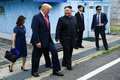 朝鮮半島の南北軍事境界線上にある板門店で、会話を交わすドナルド・トランプ米大統領（左）と金正恩（キム・ジョンウン）朝鮮労働党委員長（2019年6月30日撮影）。(c)Brendan Smialowski / AFP