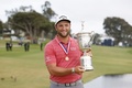 男子ゴルフ米国ツアーのメジャー第3戦、第121回全米オープン選手権最終日。トロフィーを手に優勝を喜ぶジョン・ラーム（2021年6月20日撮影）。(c)Ezra Shaw/Getty Images/ AFP