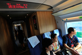 中国の北京（Beijing）と天津（Tianjin）を結ぶ高速鉄道に試乗する乗客たち（2008年7月22日撮影）。(c)AFP/TEH Eng Koon