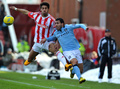 イングランド、FAカップ2012-13（FA Cup 2012-13）は27日、4回戦が各地で行われ、マンチェスター・シティ（Manchester City）は1-0でストーク・シティ（Stoke City）を下し、5回戦に進出した。

ストーク・シティのライアン・ショットン（Ryan Shotton、左）とボールを競るマンチェスター・シティのカルロス・テベス（Carlos Tevez、2013年1月26日撮影）。(c)AFP/Paul Ellis