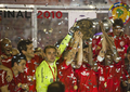 サッカーリベルタドーレス杯2010（Copa Libertadores de America 2010）は18日、決勝の第2戦がブラジルのポルトアレグレ（Porto Alegre）で行われ、インテルナシオナウ（Internacional、ブラジル）がCDグアダラハラ（Club Deportivo Guadalajara、メキシコ）を3-2で下し、2試合合計5-3で2度目の優勝を果たした。写真は優勝し、喜ぶインテルナシオナウの選手たち。（2010年8月18日撮影）(c)AFP/ANTONIO SCORZA
