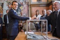 フランスで下院選第1回投票が行われ、同国北部ルトゥケで投票を行うエマニュエル・マクロン大統領（左、2017年6月11日撮影）。(c)AFP/Christophe Petit Tesson