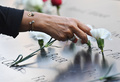 米ニューヨークにある「9.11メモリアル・ミュージアム」で、米同時多発攻撃事件の発生から19年目を追悼して供えられた花（2020年9月11日撮影、資料写真）。(c)Angela Weiss / AFP
