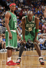 09-10NBA、オーランド・マジック（%%Orlando Magic%%）対ボストン・セルティックス（%%Boston Celtics%%）。試合はセルティックスが86-77で勝利した。写真は試合再開を待つセルティックスのローハン・ロンド（%%Rajon Rondo%%）とケビン・ガーネット（%%Kevin Garnett%%）。（2009年12月25日撮影）(c)AFP/Getty Images/NBAE/Fernando Medina