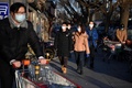 中国・北京で、マスクを着けて歩く人々（2020年2月17日撮影）。(c)GREG BAKER / AFP