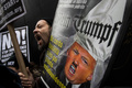 米ニューヨークで、トランプタワーから道を挟んだ場所でドナルド・トランプ氏への抗議活動を行う人たち（2017年1月11日撮影）。(c)AFP/Getty Images/Drew Angerer