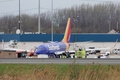 米フィラデルフィア国際空港に緊急着陸したサウスウエスト機（2018年4月17日撮影）。(c)AFP PHOTO / DOMINICK REUTER