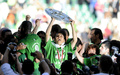 2008-09シーズンにブンデスリーガ優勝を果たし、トロフィーを掲げるVfLボルフスブルク（VfL Wolfsburg）の長谷部誠（Makoto Hasebe、2009年5月23日撮影）。(c)AFP/DDP/NIGEL TREBLIN