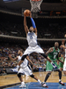 09-10NBA、オーランド・マジック（%%Orlando Magic%%）対ボストン・セルティックス（%%Boston Celtics%%）。試合はセルティックスが86-77で勝利した。写真はリバウンドを捕るマジックのビンス・カーター（%%Vince Carter%%）。（2009年12月25日撮影）(c)AFP/Getty Images/NBAE/Fernando Medina