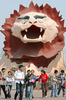 写真は、園内に設置された「ライオン・キング」のレプリカ。(c)AFP/TEH ENG KOON