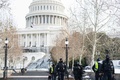 米首都ワシントンの連邦議会議事堂の外をパトロールする警官（2022年1月6日撮影）。(c)SAUL LOEB / AFP
