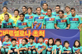 スペイン1部リーグFCバルセロナ（FC Barcelona）は4日、韓国・ソウル（Seoul）で韓国のKリーグ・オールスターと親善試合を行い、途中出場したリオネル・メッシ（Lionel Messi）の2得点などで、5-2で勝利した。 写真は試合前に記念撮影するバルセロナの選手たち。（2010年8月4日撮影）(c)AFP/JUNG YEON-JE