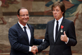 仏パリ（Paris）の大統領府でフランソワ・オランド（Francois Hollande）仏大統領（左）からレジオン・ドヌール勲章を授与され、親指を立ててみせるポール・マッカートニー（Paul McCartney）氏（2012年9月8日撮影）。(c)AFP/PHILIPPE WOJAZER