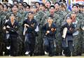 韓国・鶏龍（Gyeryong）の陸海空軍本部で前月29日、1日に61年を迎える「国軍の日（Armed Forces Day）」に向けたリハーサルが行われた。1950年～53年の朝鮮戦争で、韓国は1953年、北朝鮮と休戦協定を結んだが、法的には戦争状態にある。

写真は、鶏龍の陸海空軍本部で実施された「国軍の日」に向けたリハーサルを行う韓国軍兵士と子どもたち（2009年9月29日撮影）。(c)AFP/JUNG YEON-JE