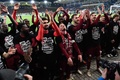 サッカードイツカップ準決勝、ザールブリュッケン対カイザースラウテルン。勝利を喜ぶカイザースラウテルンの選手（2024年4月2日撮影）。(c)Jean-Christophe VERHAEGEN/ AFP
