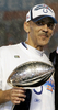 写真は、ヴィンス・ロンバルディ・トロフィー（%%Vince Lombardi Trophy%%）を手に持つコルツのヘッドコーチ、トニー・ダンジー（%%Tony Dungy%%）。(c)AFP