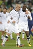 2010年サッカーW杯南アフリカ大会（%%2010 World Cup%%）1次リーグC組、米国対アルジェリア。試合は後半ロスタイムにランドン・ドノバン（%%Landon Donovan%%）が決勝点を挙げた米国が1-0で勝利し、勝ち点5の同組1位で決勝トーナメントに進んだ。写真は喜びを分かち合う米国のマイケル・ブラッドリー（%%Michael Bradley%%、左）とジョジー・アルティドール（%%Jozy Altidore%%）。（2010年6月23日撮影）(c)AFP/TIMOTHY A. CLARY