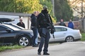 セルビア・ベオグラードから南へ約60キロに位置する村で銃撃事件が発生し、警備に当たる警察（2023年5月5日撮影）。(c)ANDREJ ISAKOVIC / AFP