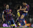09-10スペイン1部リーグ第24節、FCバルセロナ（%%FC Barcelona%%）対マラガ（%%Malaga CF%%）。試合はバルセロナが2-1で勝利した。写真は後半23分に先制点を挙げ、チームメイトとともに歓喜するFCバルセロナのペドロ・ロドリゲス・レデスマ（%%Pedro Rodriguez Ledesma%%、右）。（2010年2月27日撮影）(c)AFP/LLUIS GENE