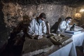 エジプトの古代都市サッカラの発掘現場で新たに発見された考古遺物をクリーニングする考古学者（2018年11月10日撮影）。(c)KHALED DESOUKI / AFP
