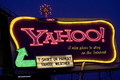 2008年2月1日、米カリフォルニア（California）州サンフランシスコ（San Francisco）の道路脇に掲げられた米インターネット検索大手ヤフー（Yahoo）の看板。(c)AFP/Getty Images/Paul Morris