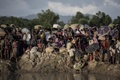 川を渡ってバングラデシュ側に入ったミャンマーのイスラム系少数民族ロヒンギャの難民ら（2017年10月9日撮影）。(c)AFP/FRED DUFOUR